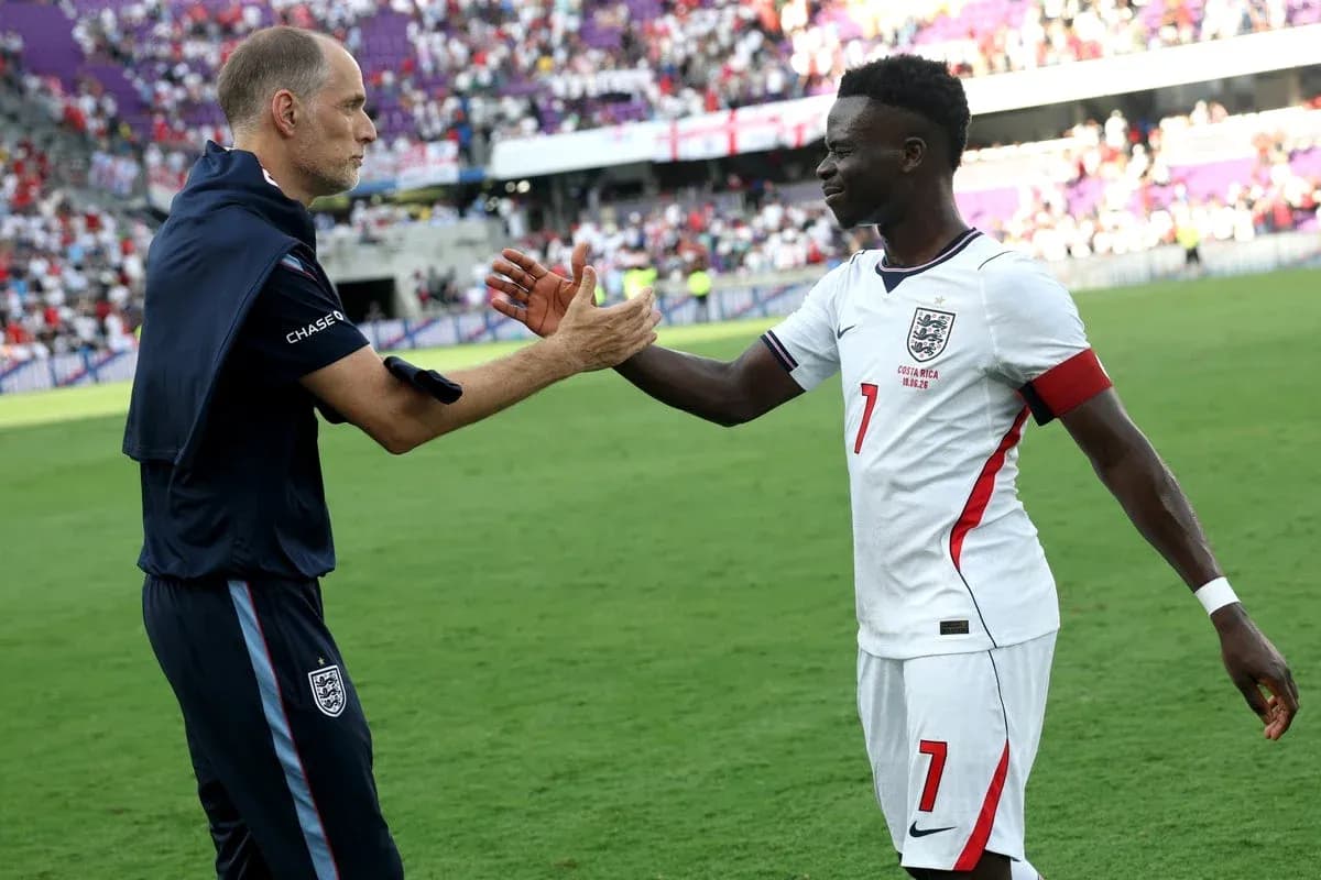 Entrenador y jugador de Inglaterra chocando manos en el campo