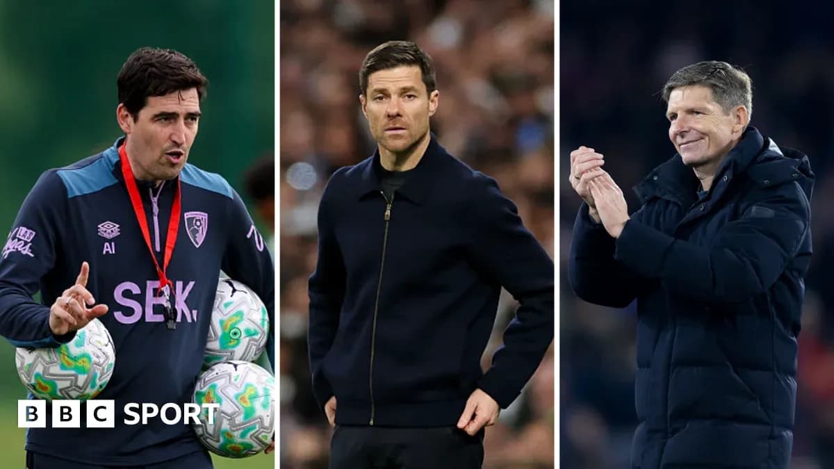Tres entrenadores de fútbol en diferentes situaciones