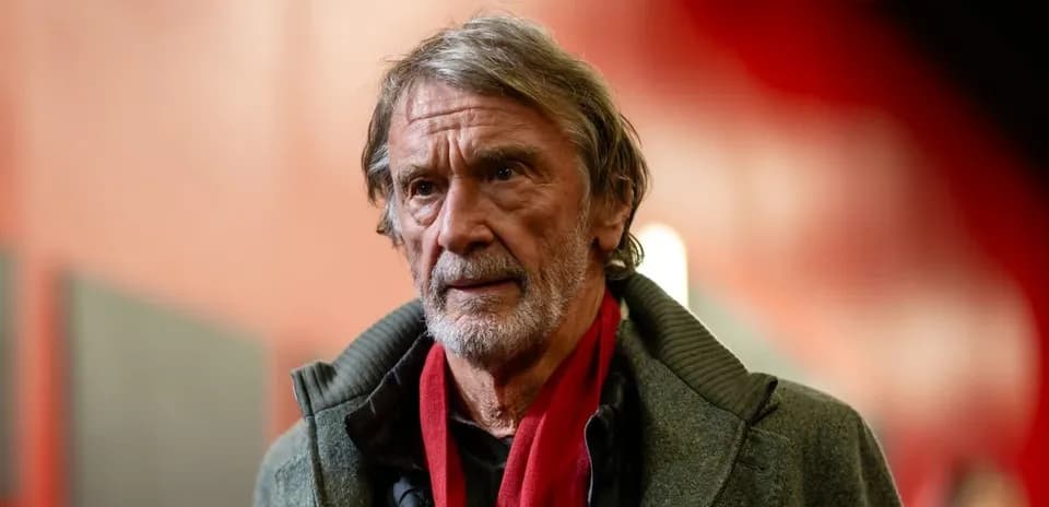 Hombre con abrigo gris y bufanda roja en fondo rojo