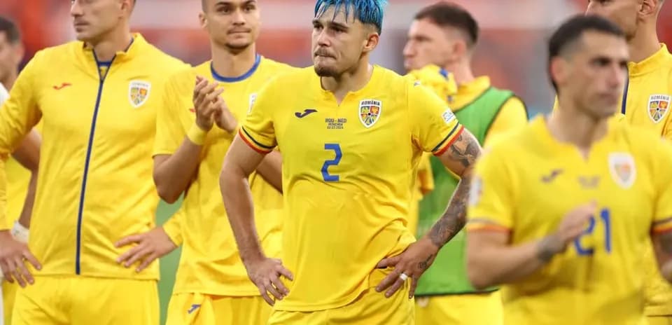 Jugadores de Rumania en la cancha tras partido