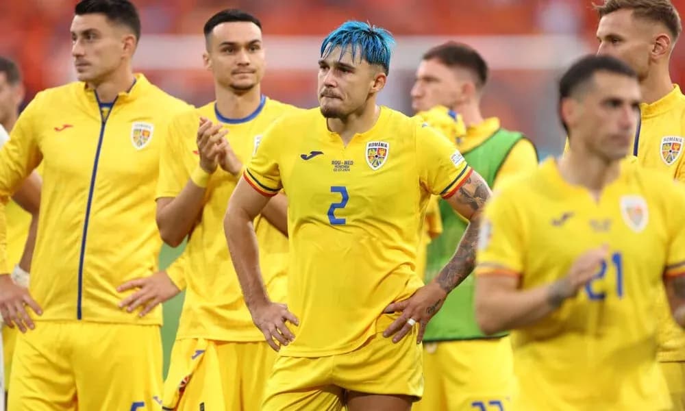 Jugadores de Rumania en la cancha tras partido
