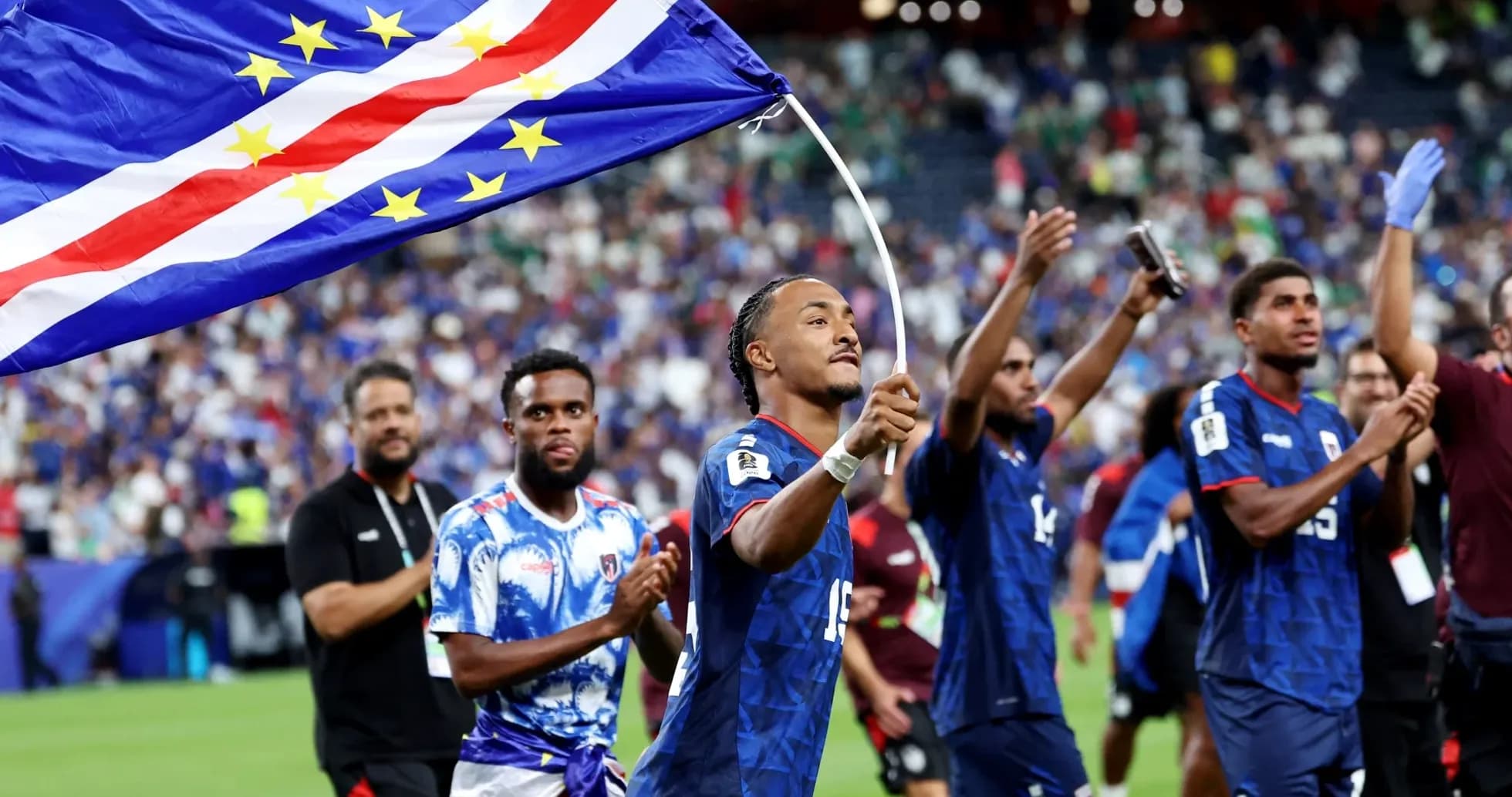 Jugador celebrando con bandera de Cabo Verde tras el partido