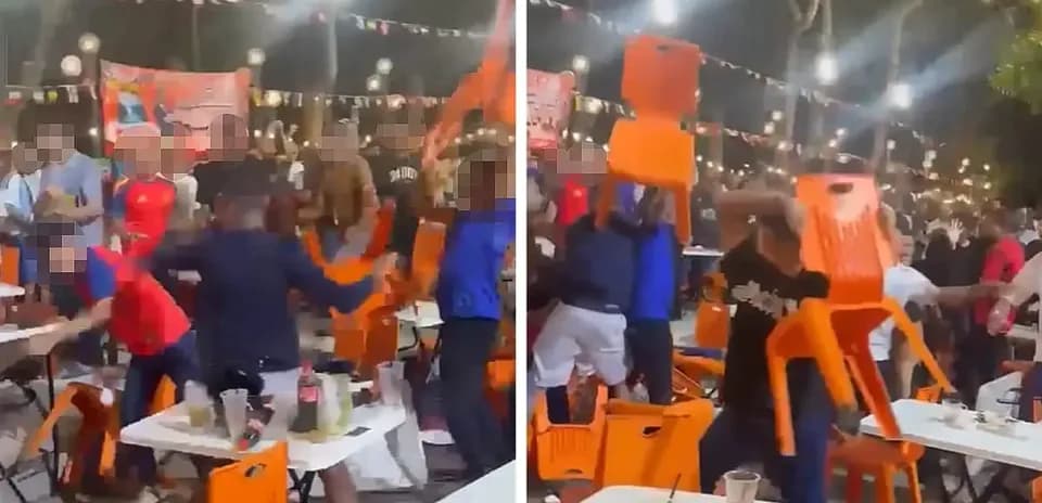 Personas lanzando sillas en un evento al aire libre