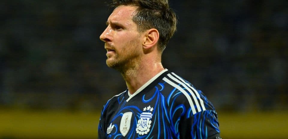 Jugador argentino en uniforme durante partido de fútbol