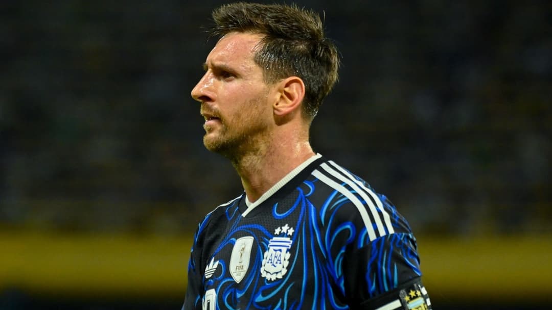 Jugador argentino en uniforme durante partido de fútbol
