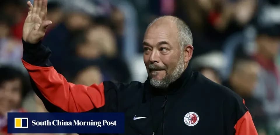 Entrenador saludando durante un partido de fútbol