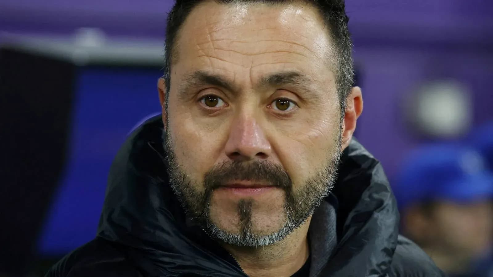 Entrenador en el banquillo durante el partido
