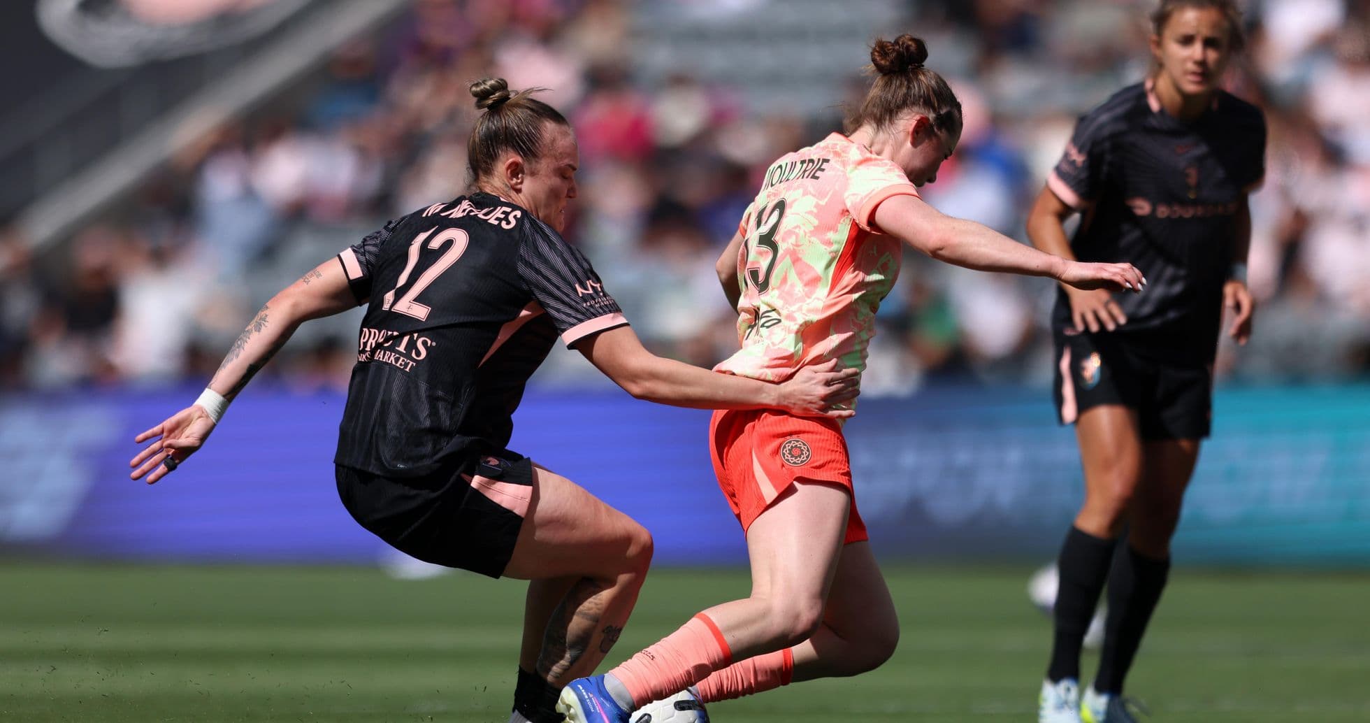 Jugadora de Portland Thorns W driblando en el partido