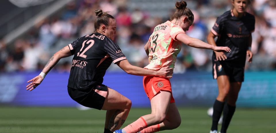 Jugadora de Portland Thorns W driblando en el partido