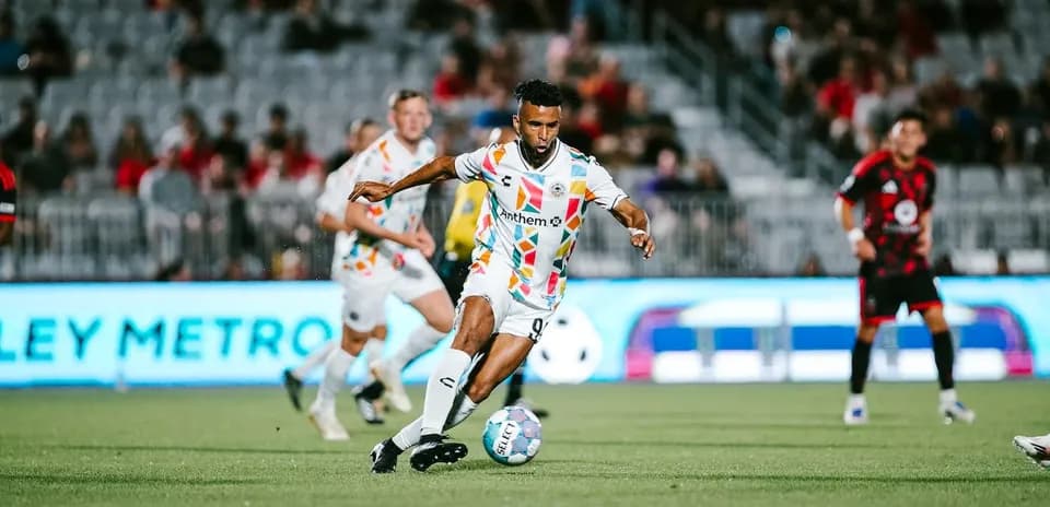 Jugador de Phoenix Rising con balón en el campo