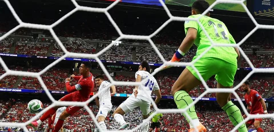 Jugadores compiten por el balón en el partido