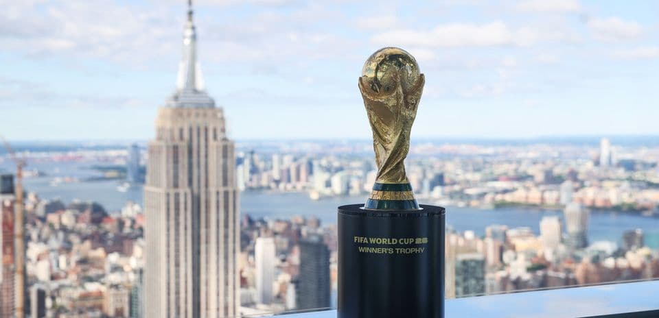 Trofeo de la Copa Mundial de la FIFA con skyline