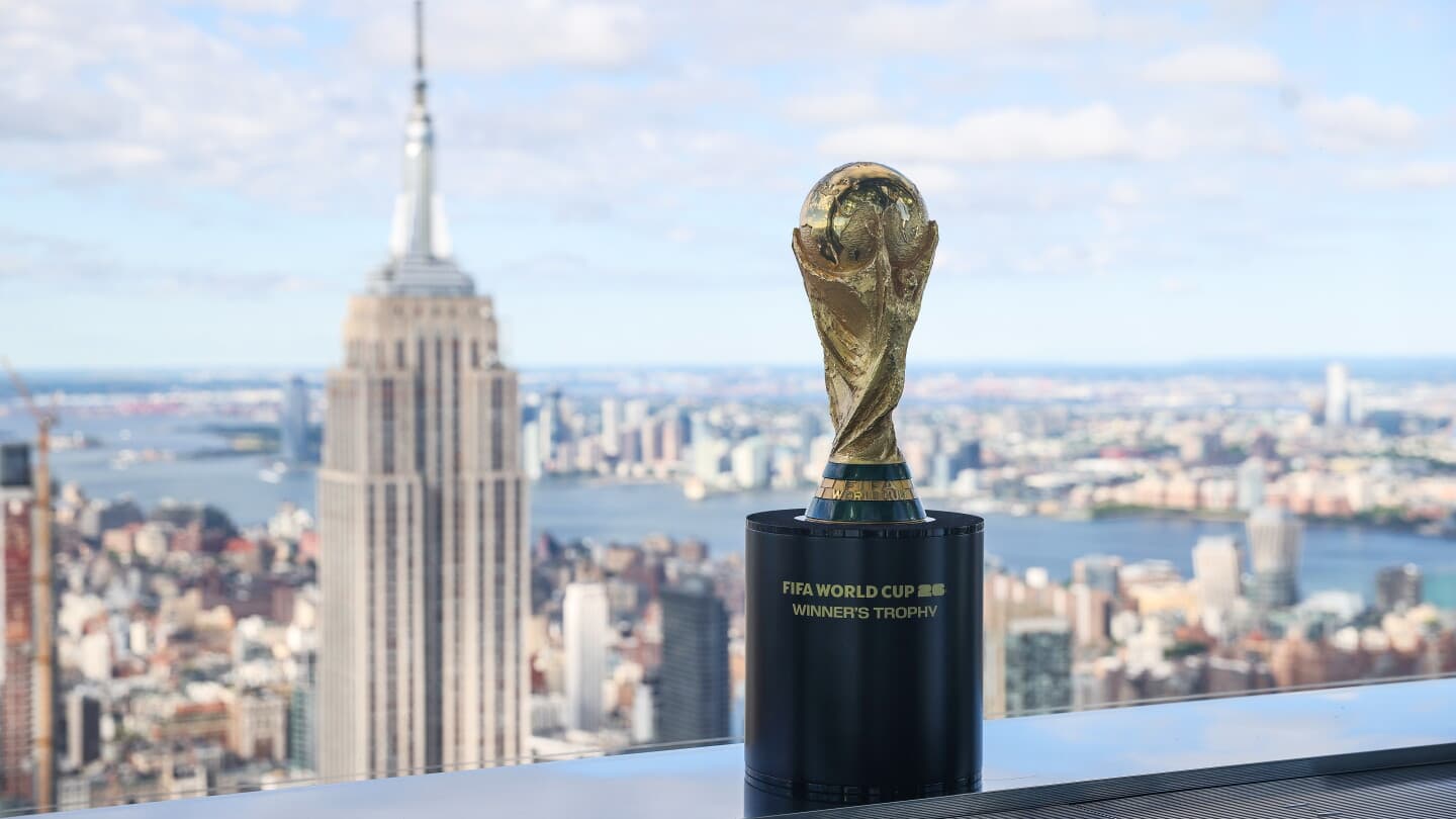Trofeo de la Copa Mundial de la FIFA con skyline