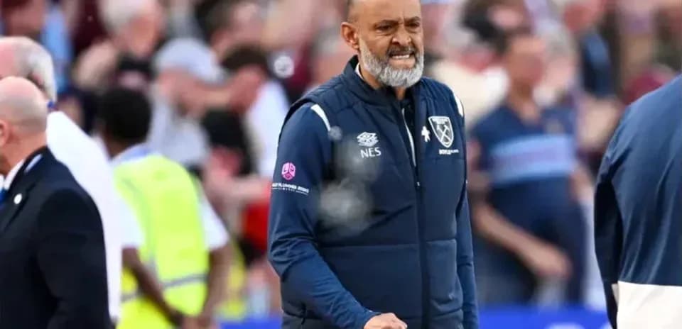 Entrenador celebrando en el banquillo durante el partido