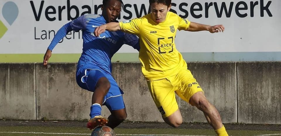 Jugadores compitiendo en partido de fútbol