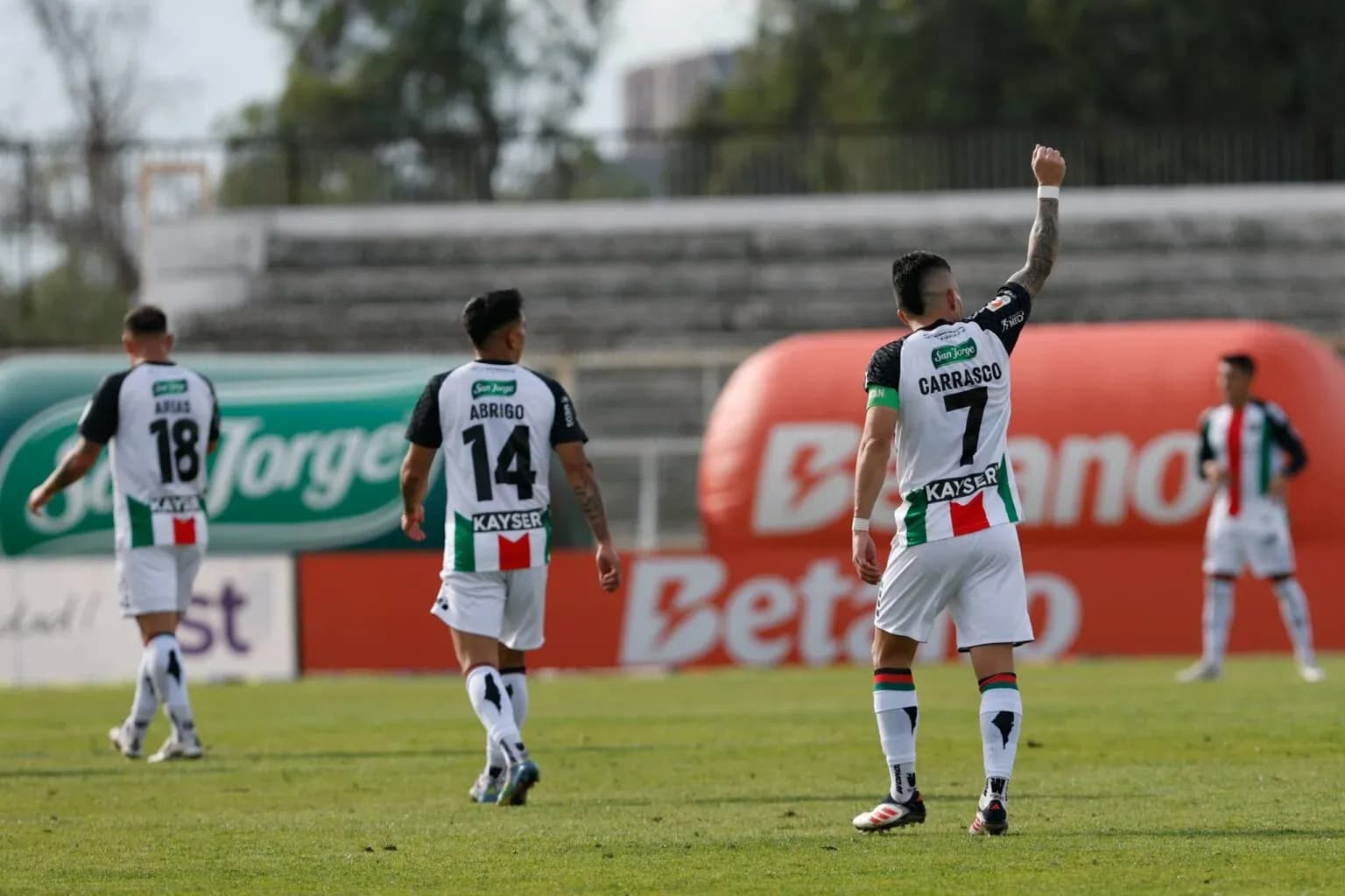 Jugadores de Palestino en acción durante el partido