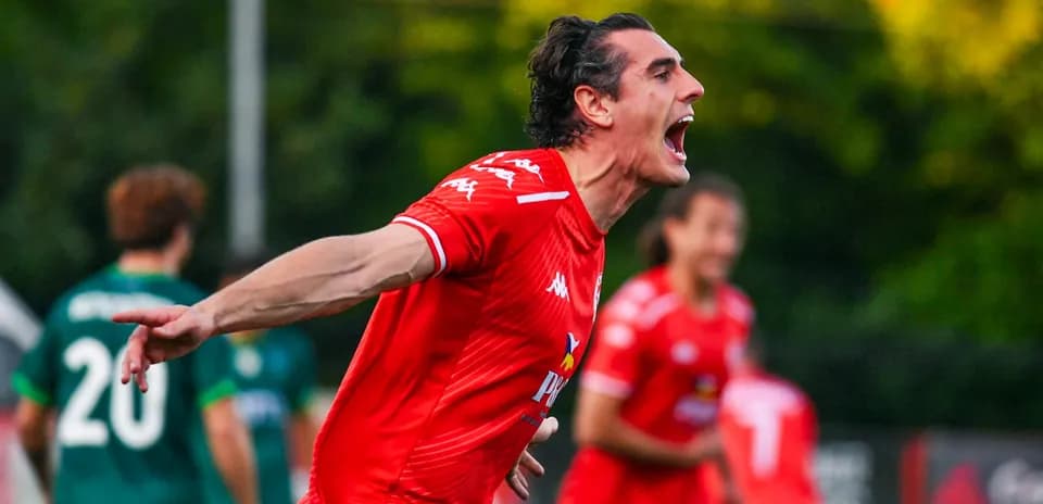 Jugador celebrando un gol en partido de fútbol