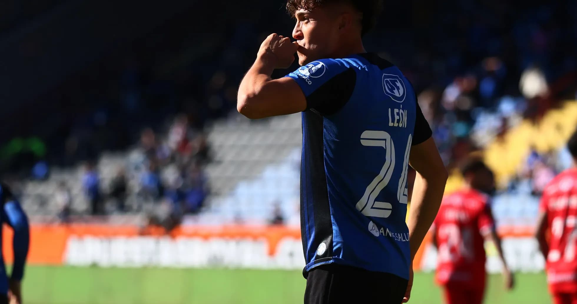 Jugador de Huachipato en acción durante el partido