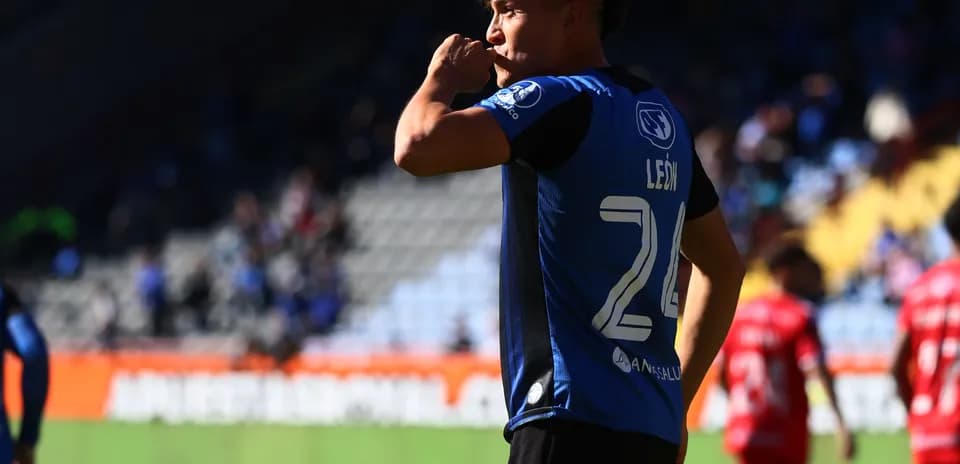 Jugador de Huachipato en acción durante el partido