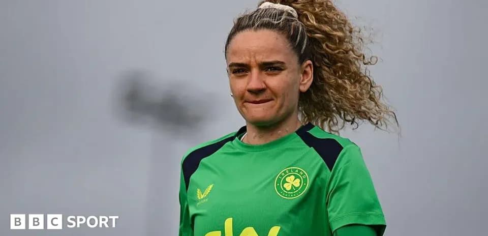 Jugadora de fútbol en uniforme verde durante entrenamiento