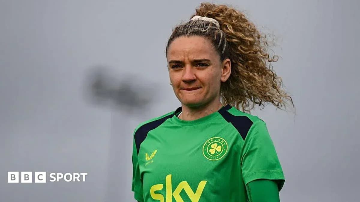 Jugadora de fútbol en uniforme verde durante entrenamiento