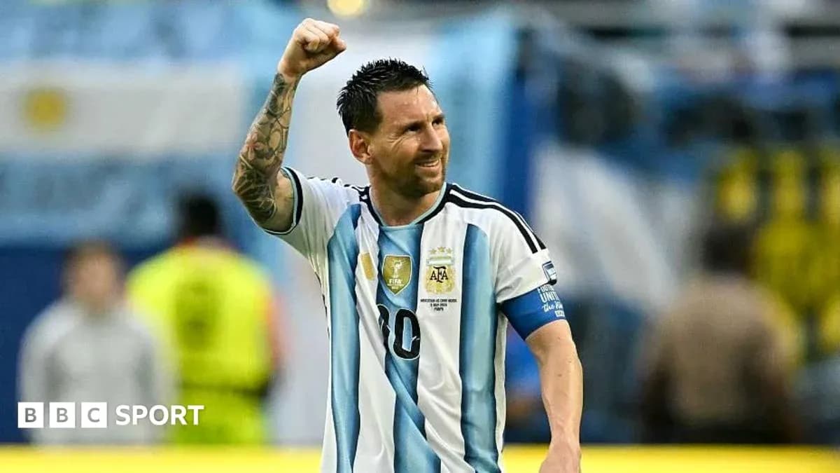 Lionel Messi celebrando con el puño en alto