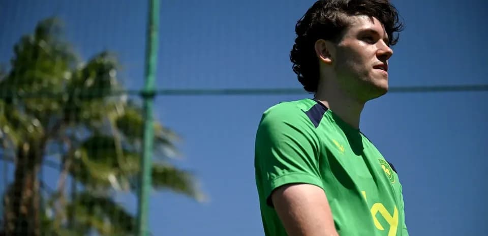 Jugador de fútbol en entrenamiento al aire libre