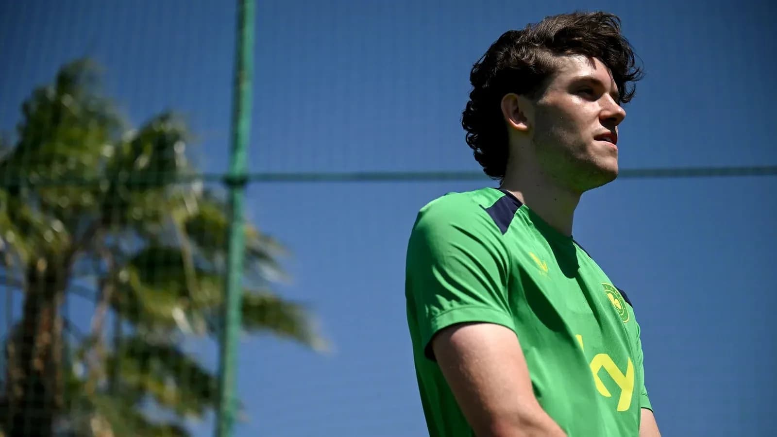 Jugador de fútbol en entrenamiento al aire libre