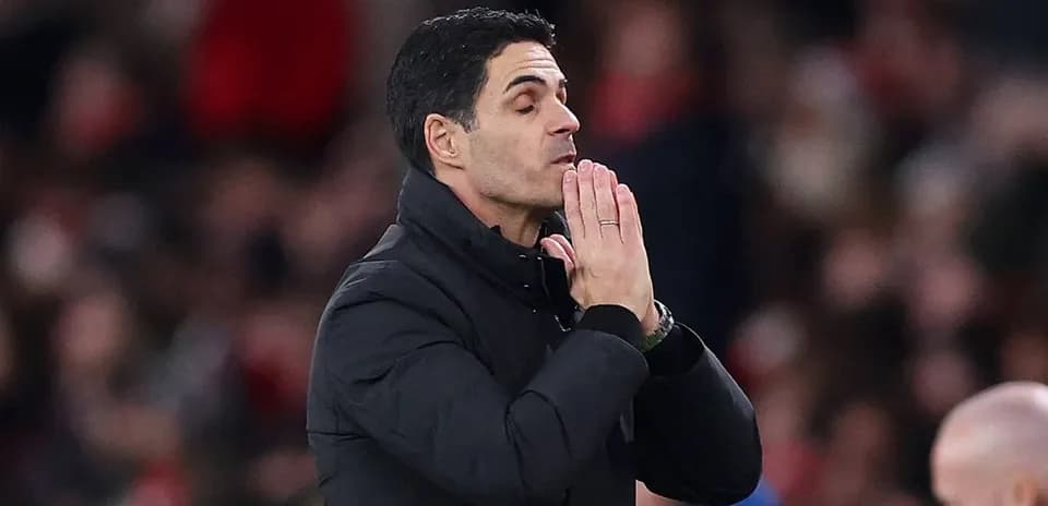 Entrenador con manos juntas durante el partido