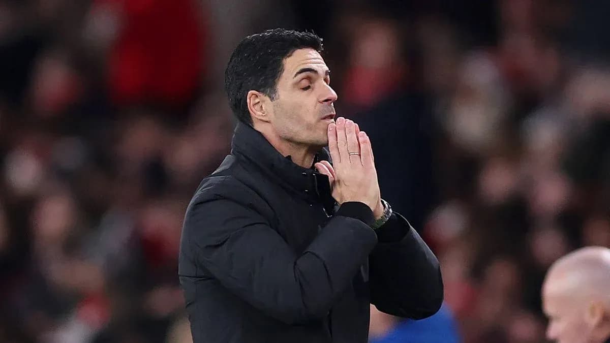 Entrenador con manos juntas durante el partido