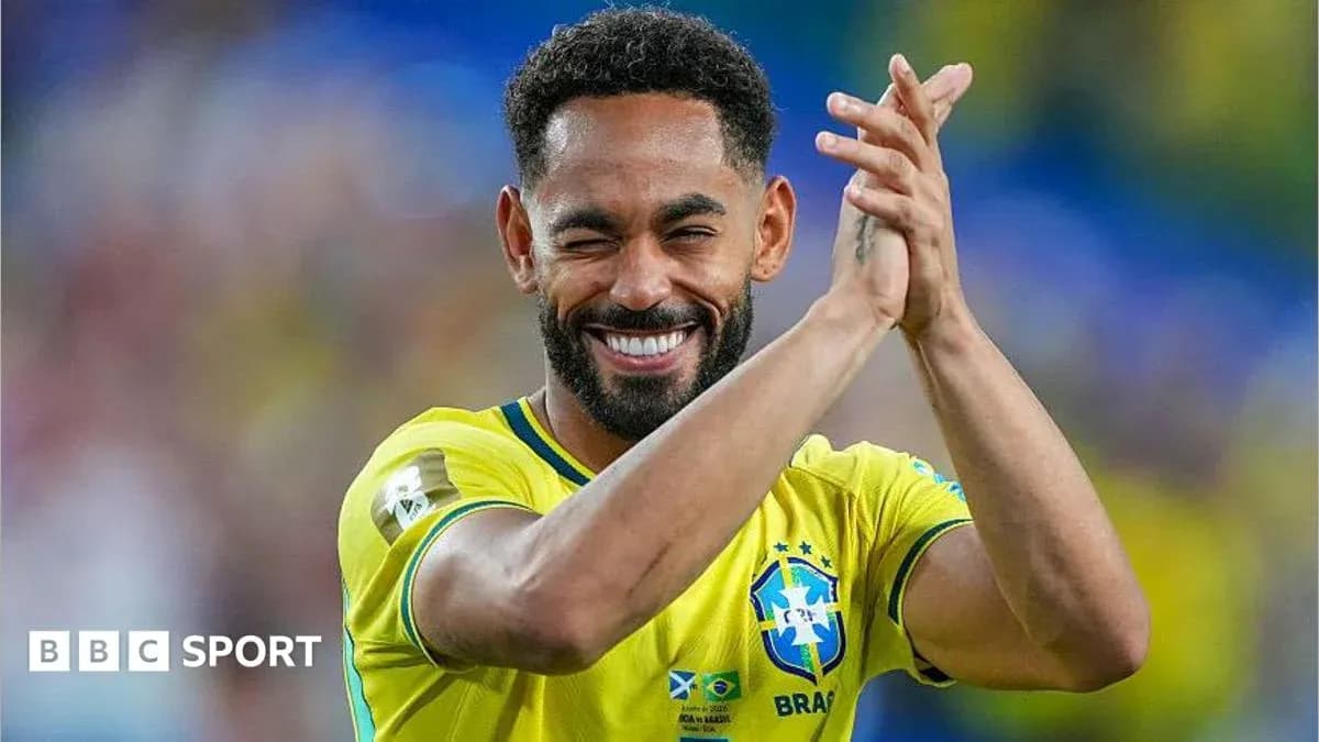 Jugador brasileño aplaudiendo en el campo