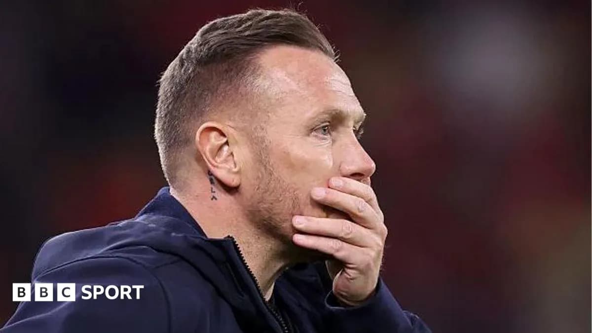 Entrenador reflexionando durante un partido