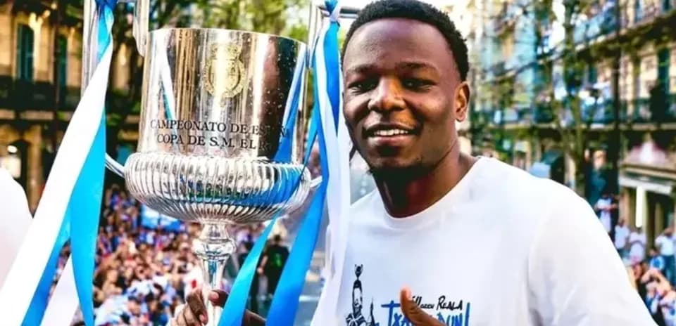 Jugador sosteniendo el trofeo de la Copa del Rey