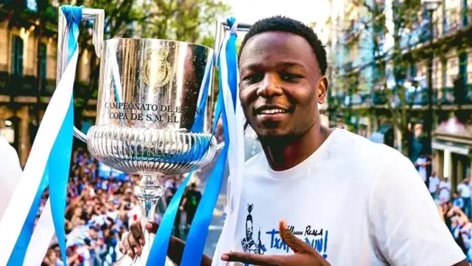 Jugador sosteniendo el trofeo de la Copa del Rey