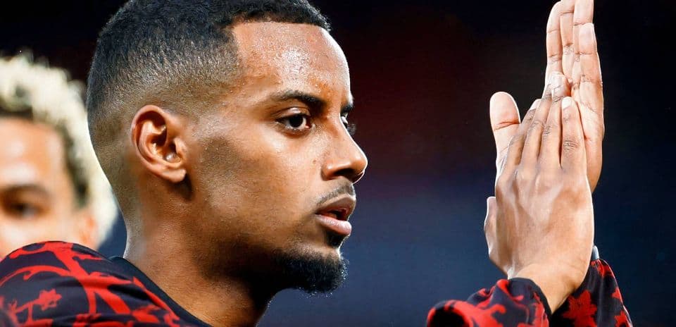 Jugador aplaudiendo antes del partido