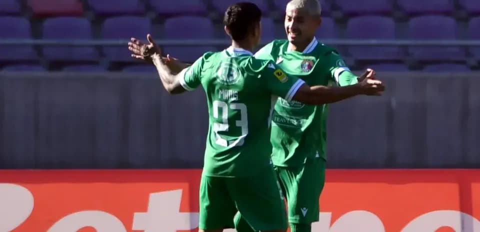 Jugadores celebrando un gol en el partido
