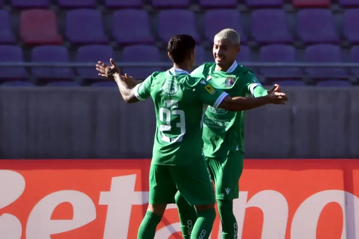 Jugadores celebrando un gol en el partido