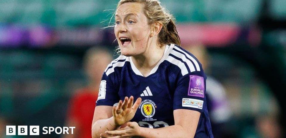 Jugadora de Escocia comunicándose durante el partido
