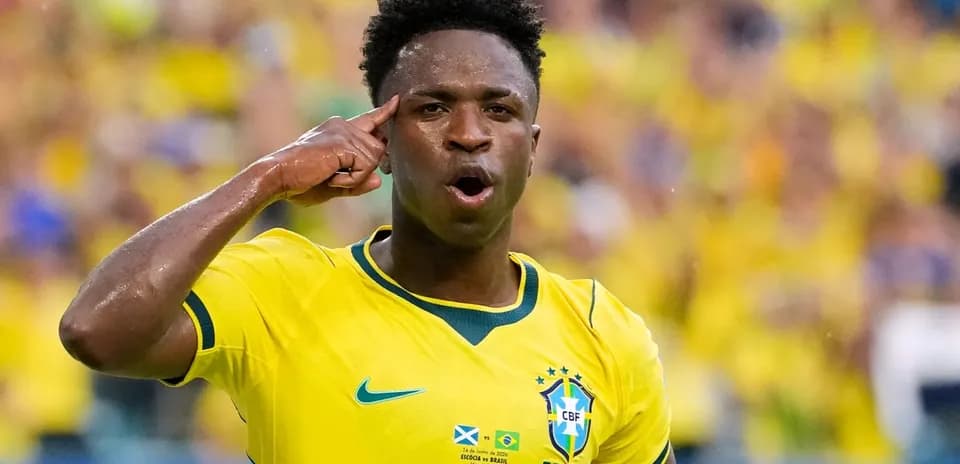 Jugador brasileño señalando su cabeza durante el partido