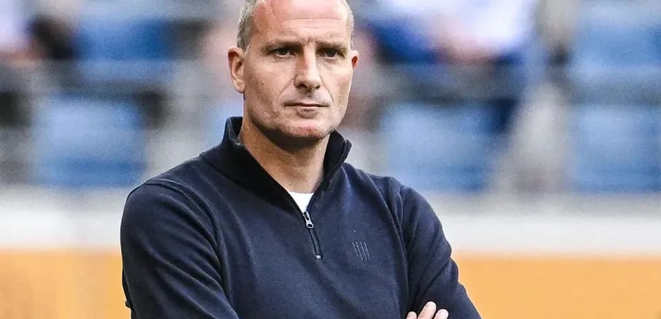 Entrenador con los brazos cruzados durante el partido