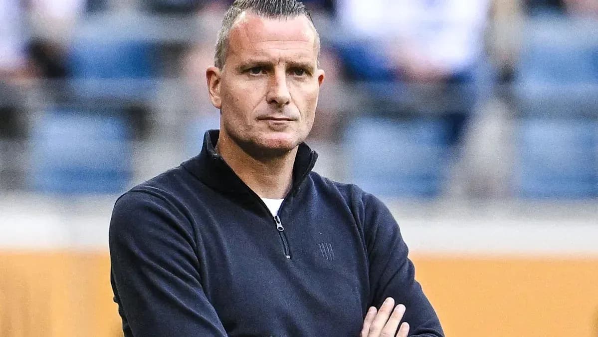 Entrenador con los brazos cruzados durante el partido