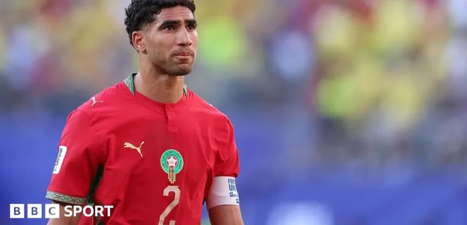 Jugador de Marruecos en camiseta roja durante partido