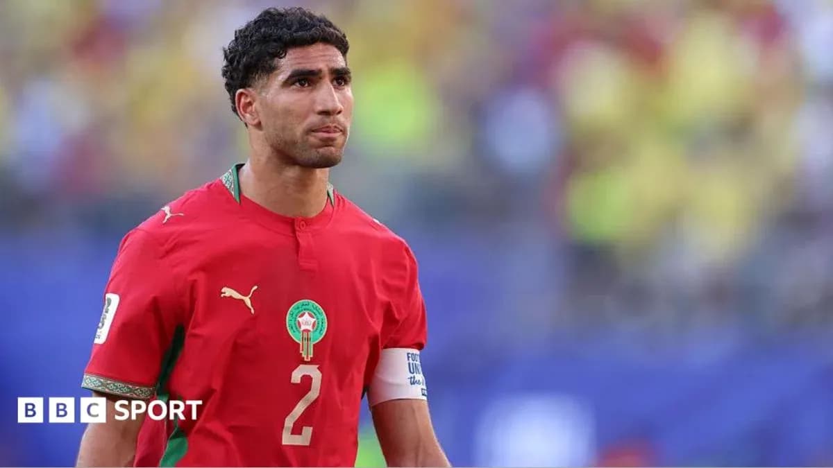 Jugador de Marruecos en camiseta roja durante partido