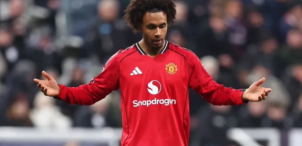 Jugador de Manchester United con camiseta roja en el campo