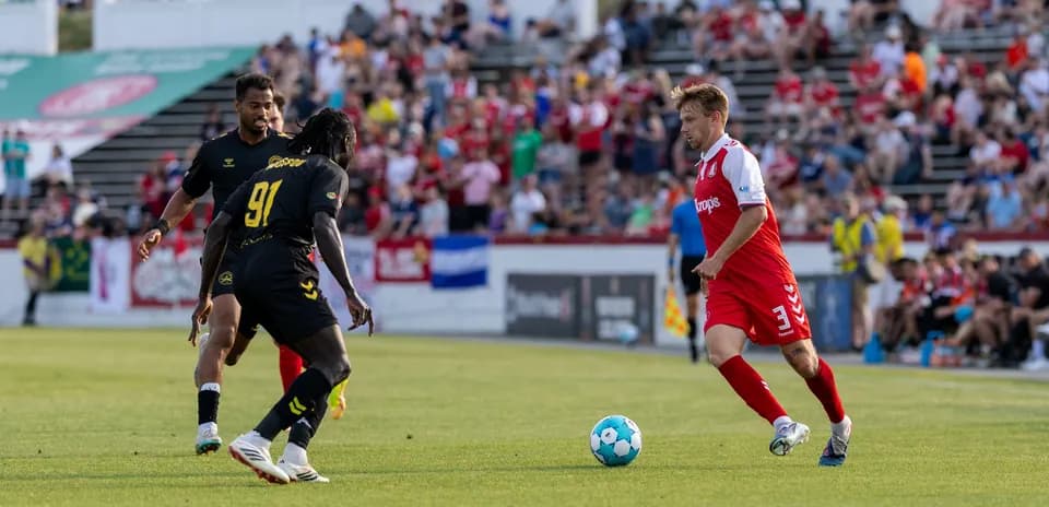Jugador de Charleston Battery driblando en el partido