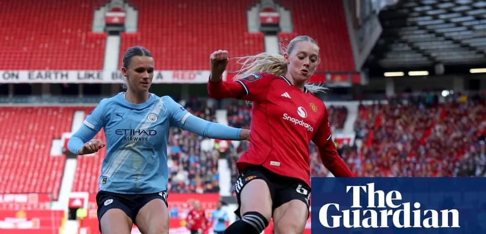 Jugadora de Manchester City y Manchester United en acción