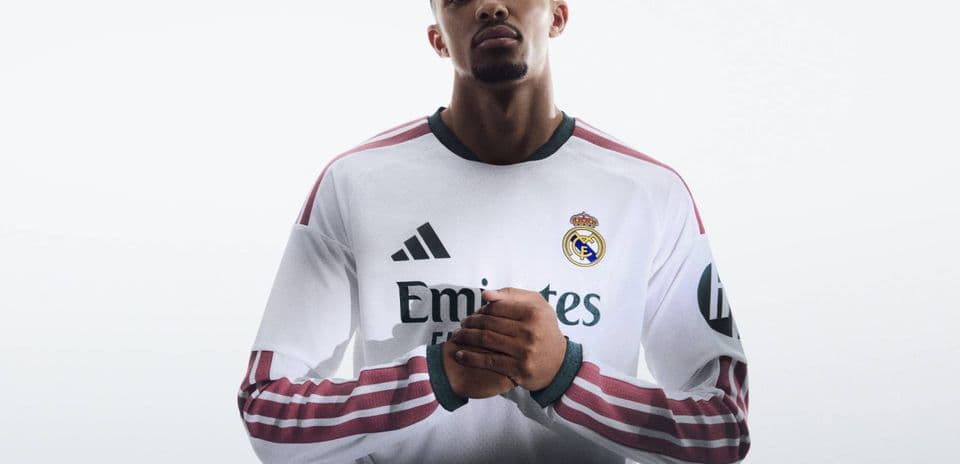 Jugador de Real Madrid con camiseta blanca y roja