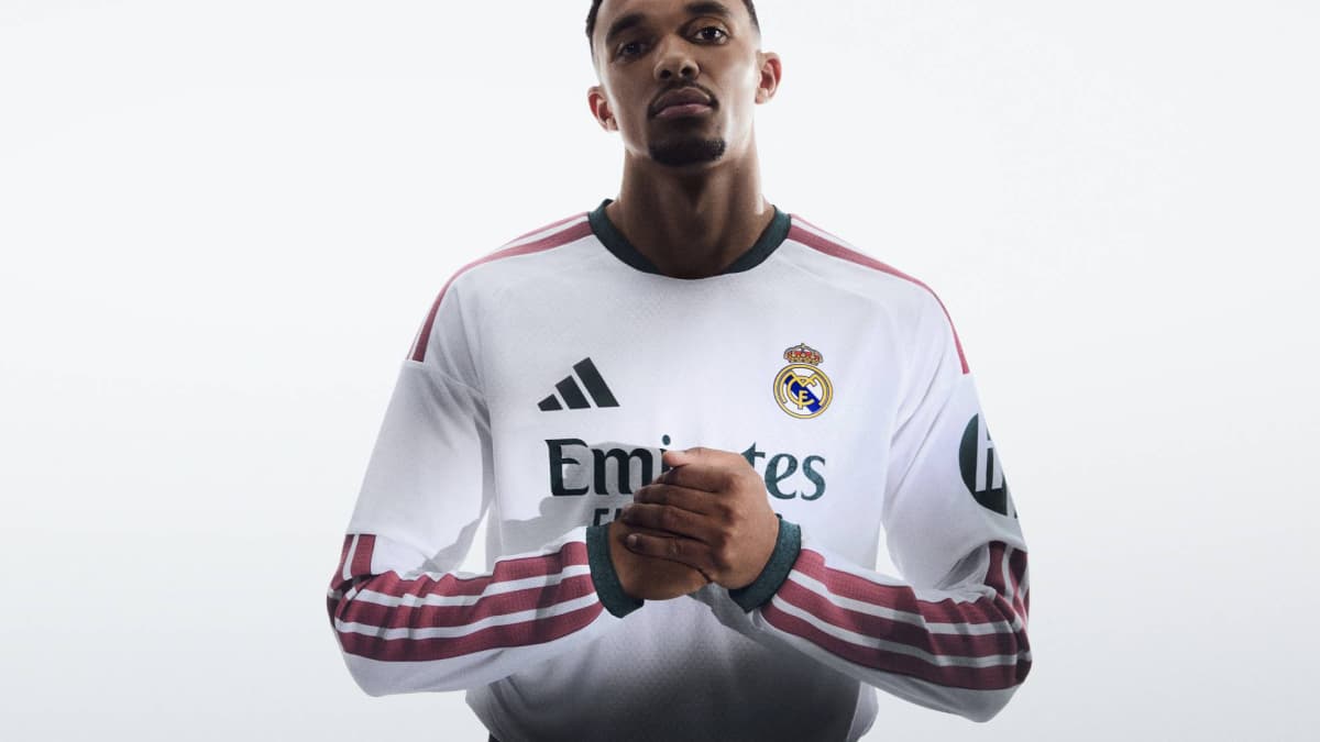 Jugador de Real Madrid con camiseta blanca y roja