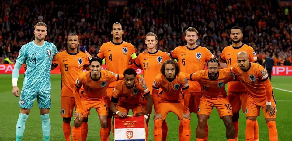 Equipo de fútbol de los Países Bajos en el campo
