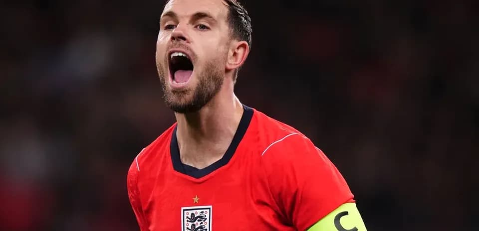 Jugador de Inglaterra gritando en uniforme rojo